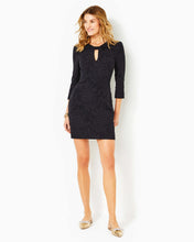 Load image into Gallery viewer, Kolton 3/4 Sleeve Stretch Shift Dress - Onyx Pineapple Pucker Jacquard