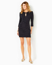 Load image into Gallery viewer, Kolton 3/4 Sleeve Stretch Shift Dress - Onyx Pineapple Pucker Jacquard
