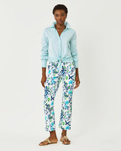 Load image into Gallery viewer, 27" Carwyn High Rise Crop Flare Pant - Resort White Sea Blooms
