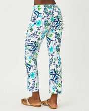 Load image into Gallery viewer, 27" Carwyn High Rise Crop Flare Pant - Resort White Sea Blooms
