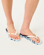 Load image into Gallery viewer, Pool Flip Flop - Resort White Shell Shine Engineered Shoe
