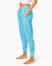 Load image into Gallery viewer, 27&quot; Hainsley Knit Pant - Resort White Took Me By Sunrise
