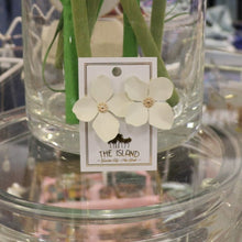 Load image into Gallery viewer, Flower Earrings
